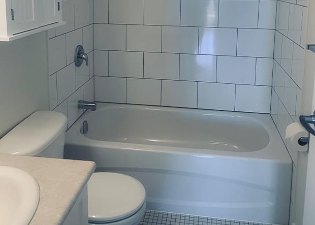 white tiles bathtub